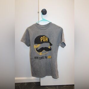 Pittsburgh Pirates “Here Comes the Heat” Graphic T-Shirt Men’s S